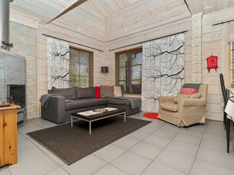 House with patio — photo 4