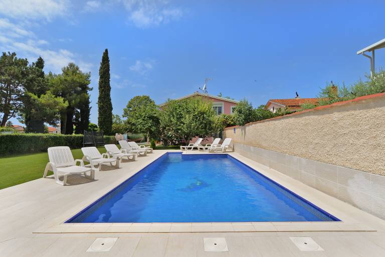 House with grill, terrace & heated pool in Pula