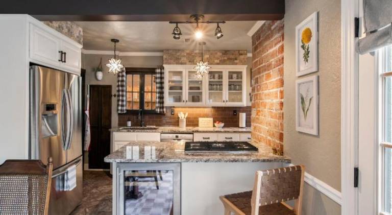 Ivy Cottage w hot tub by HVNLYhomes in Tulsa, OK