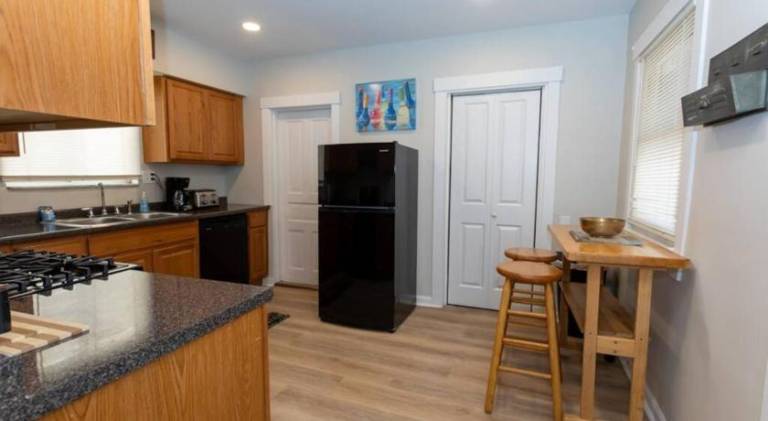 Updated & Comfy Bungalow with Parking Easy Access — photo 4