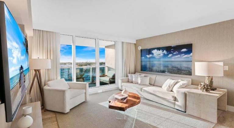 Holiday apartment with hot tub | Near Miami Beach Botanical Garden in Miami Beach, FL