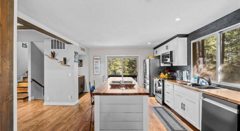 House with hot tub — photo 4