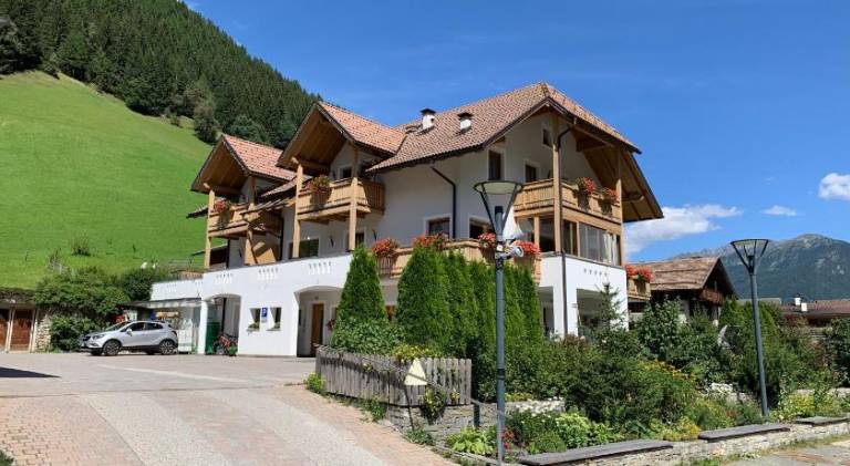 Rental apartment with barbeque, garden & patio in Valle Aurina