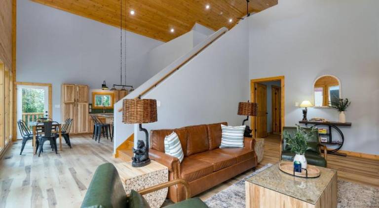 Beautiful vacation home with jacuzzi | Pets are welcome — photo 2