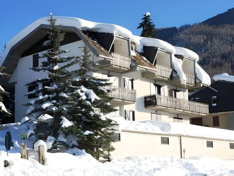 Child-friendly serviced apartment with yard & patio | Close to the ski | Pets allowed in Sauze d'Oulx
