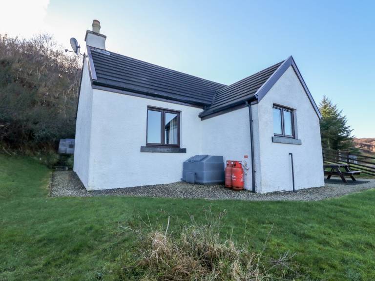 Cottage with yard — photo 3
