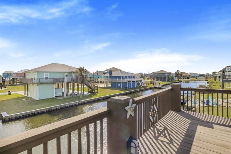 Vacation home with barbecue & yard | Beach view — photo 4