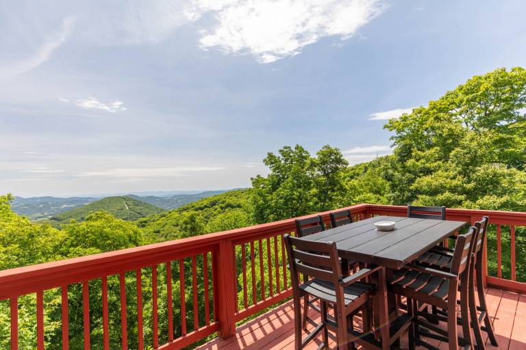 Carolina Lookout - 10 mins to downtown Boone, hot tub, ping pong, long mountain views — photo 2