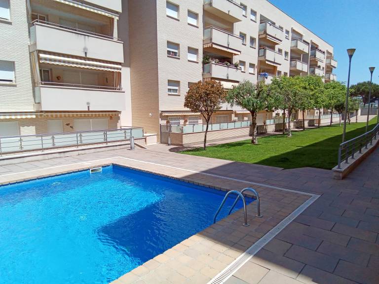 Child-friendly rental apartment with pool, yard & patio | Next to the beach | Suitable for remote work | Dogs allowed in Lloret de Mar