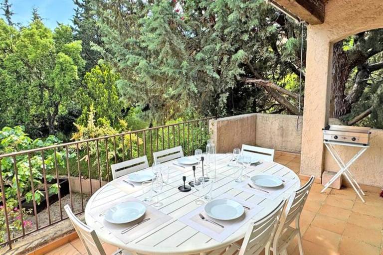 Rental apartment with patio & yard | Garden view | Dogs allowed — photo 3