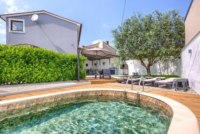 Vacation home with yard, patio & barbeque in Pula