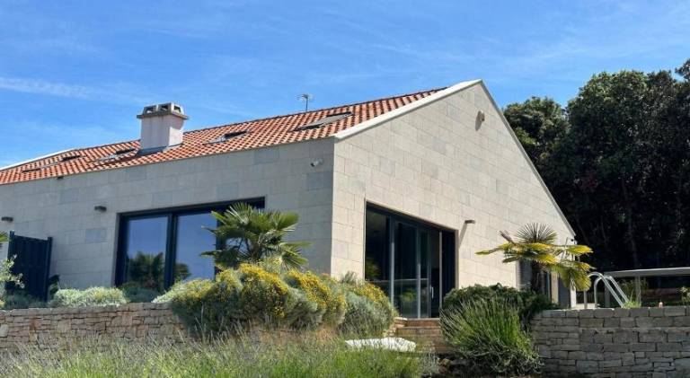 Ample villa with BBQ, patio & yard | Pets allowed — photo 3