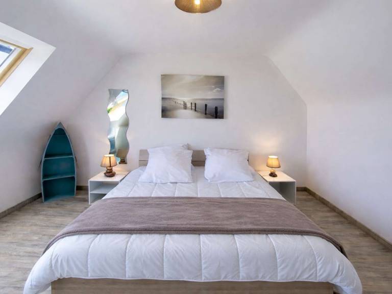 Charming 2-BR House with Garden, Parking & WiFi, 800m from Beach — photo 4