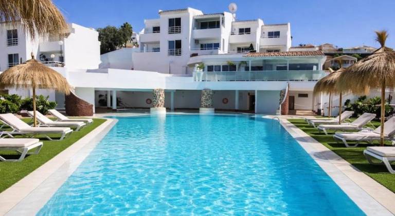 Apartment with pool — photo 2