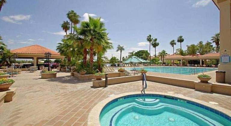 House with pool — photo 5