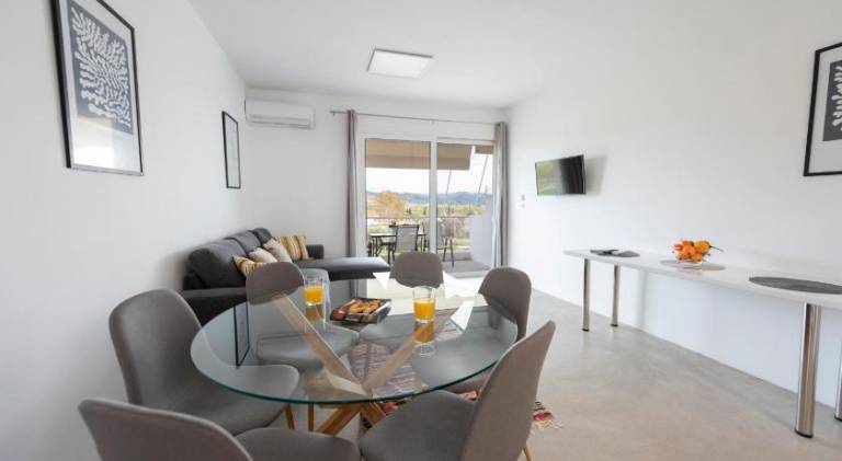 Apartment with patio, yard & BBQ — photo 3