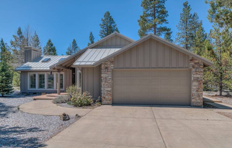 Sunriver Home with Hot Tub, A/C, SHARC, Bikes, Dog-Friendly — photo 2