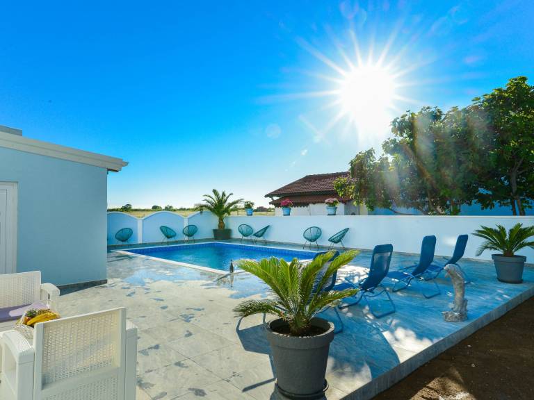 Apartment with pool & BBQ — photo 2