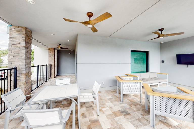 2 Mi to UF Campus! Dog-Friendly Condo w/ Pool — photo 2