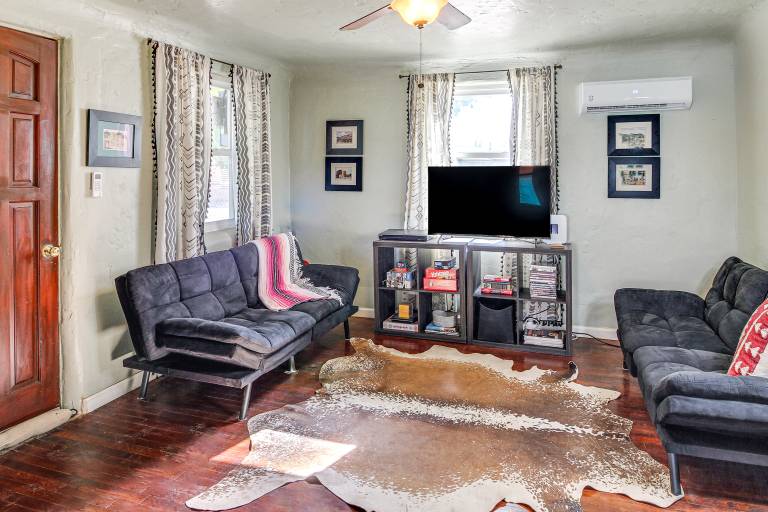 3 Mi to Old Town Fenced Yard ABQ Abode