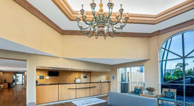 La Quinta Inn & Suites by Wyndham West Palm Beach Airport — photo 3