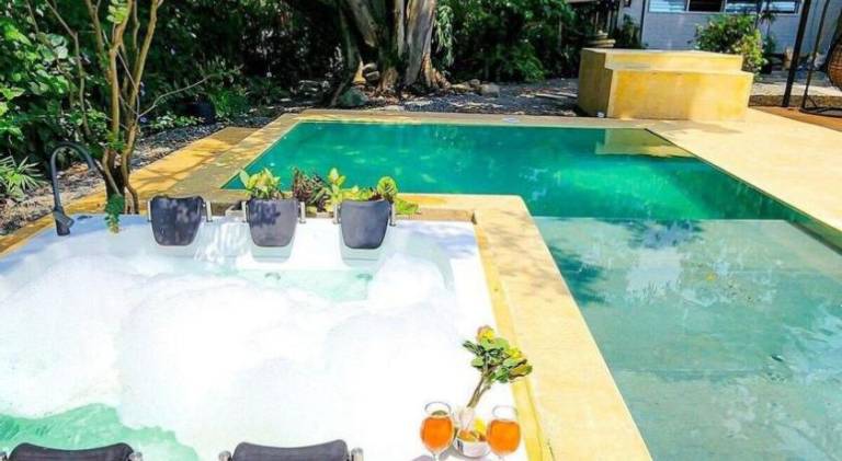 Vacation home with pool, yard & jacuzzi — photo 2
