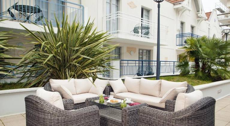 Beautiful serviced apartment with hot tub & yard | Close to the beach | Pets allowed — photo 5