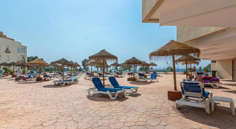 Fully equipped holiday apartment with terrace & private pool | Next to the beach | Pets are welcome — photo 4