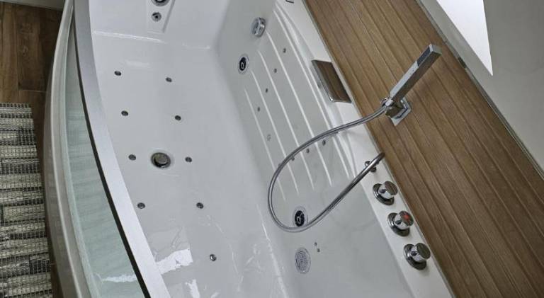 Apartment with jacuzzi — photo 4