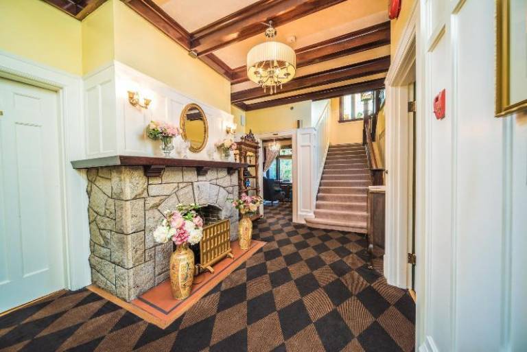 Dashwood Manor Seaside Bed & Breakfast in Victoria, BC