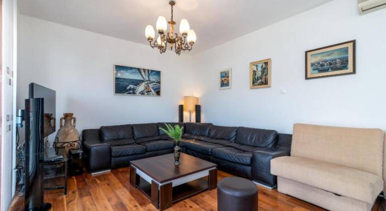 Holiday apartment with jacuzzi & pool — photo 4