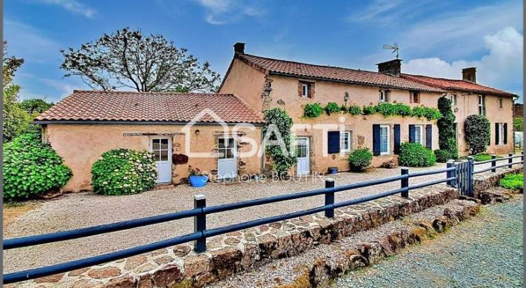 Holiday apartment with yard, patio & private pool | Pets allowed in Bressuire
