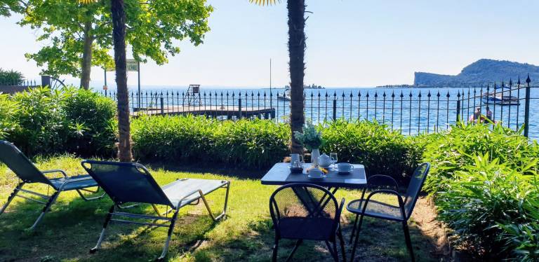 Family-oriented holiday apartment with terrace & yard | Next to the beach | Pet-friendly in Garda