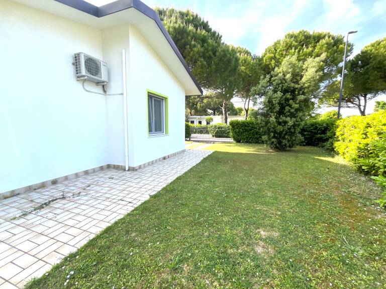 Villa with garden | Garden view — photo 5