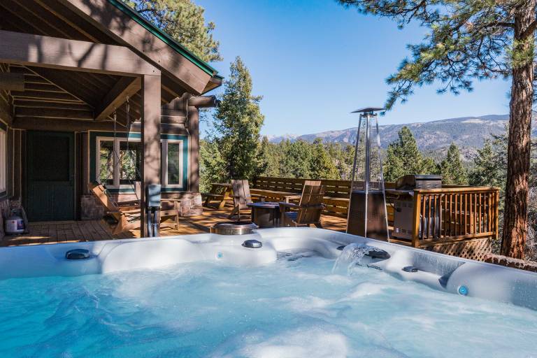 Pet Friendly Cabin with Hot Tub Views, Deck, Fire Pit - 14 Minutes to Purg — photo 3