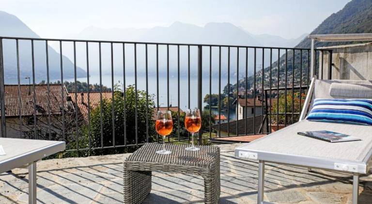 Lake Dream House - Private Terrace w Stunning Isola - Parking — photo 2