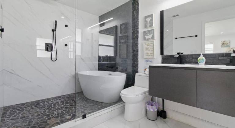 Hot Tub - Pet Friendly - Mins to Beach - Sleeps 11 - Family — photo 2