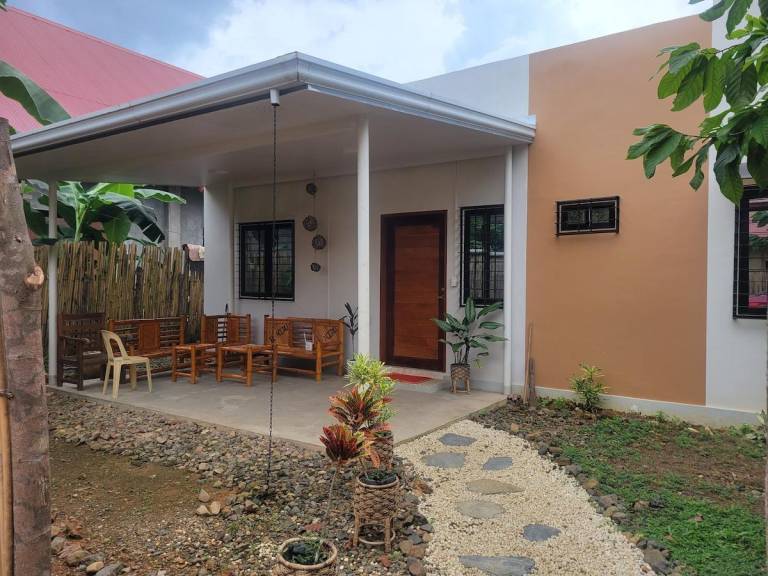 Vacation home with barbecue & yard in El Nido
