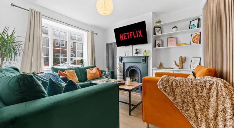 Large Luxury 4 Bed Chic House Southampton Centre, Great for groups! Parking available, Sleeps 7- By in Southampton