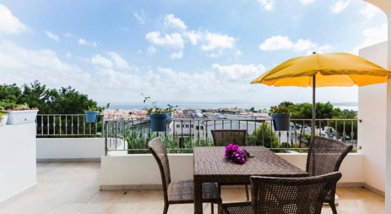Serviced apartment with patio & garden | Beach nearby | Pet-friendly — photo 3