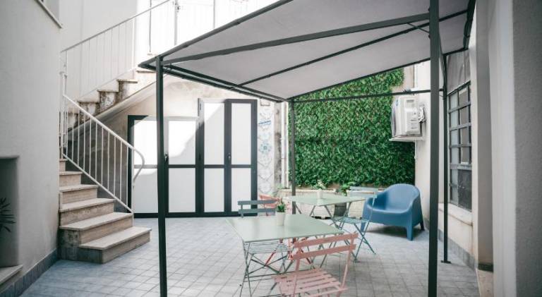 Serviced apartment with patio & garden | Close to Toledo | Good for workation in Naples