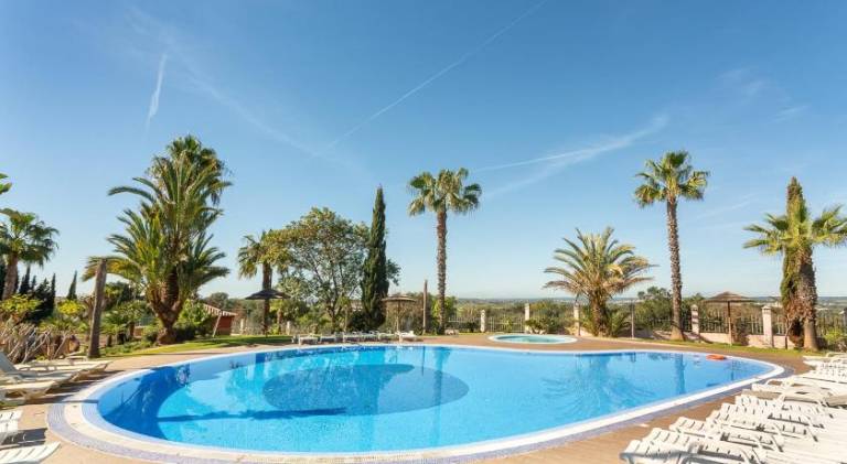 Villa with barbeque, pool & garden in Portimão