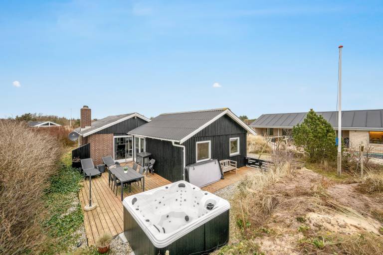 Lovely holiday home with 6-person outdoor hot tub, close to the North Sea and Søndervig center. — photo 2