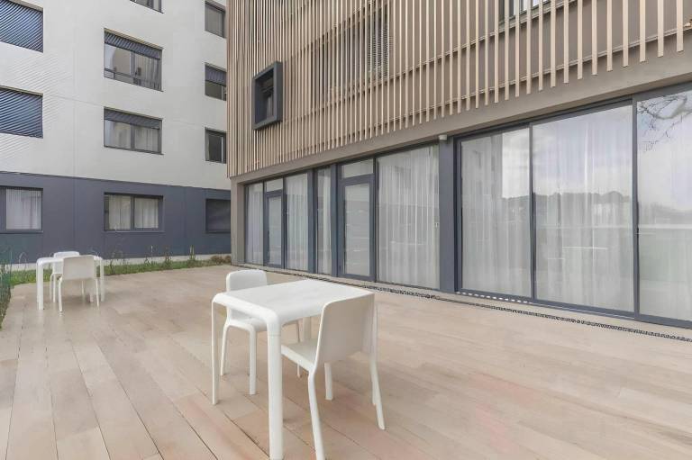 Serviced apartment with terrace & yard — photo 4