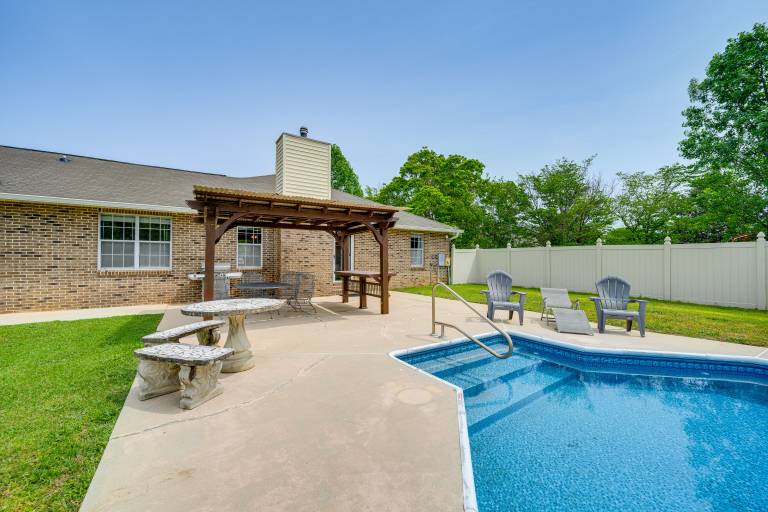 Perry Family Home on 2 Acres w/ Private Pool — photo 2