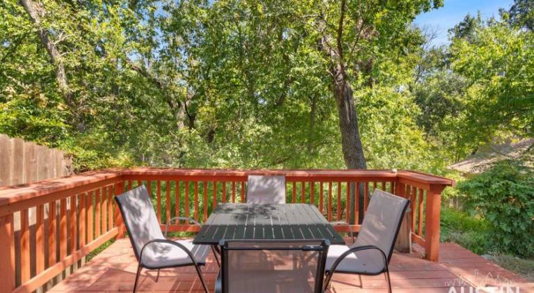 Spacious ATX Apt with Private Deck and All Essentials — photo 3