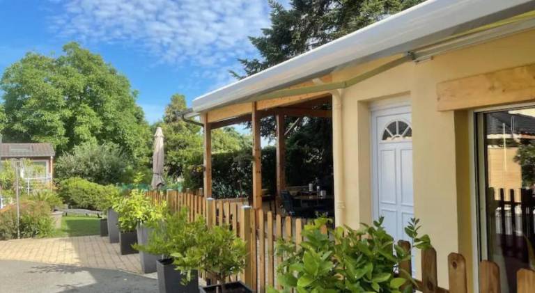 Vacation home with hot tub & pool in Riom