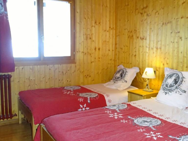 Spacious chalet in Les Gets with fireplace, WiFi and pets allowed — photo 5