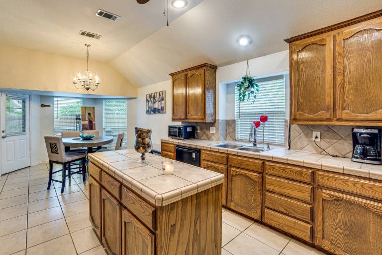 Spacious Arlington Home By Shops, Parks & Lakes — photo 4