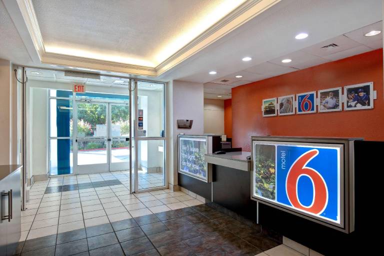 Motel 6 Gilroy, CA — photo 3